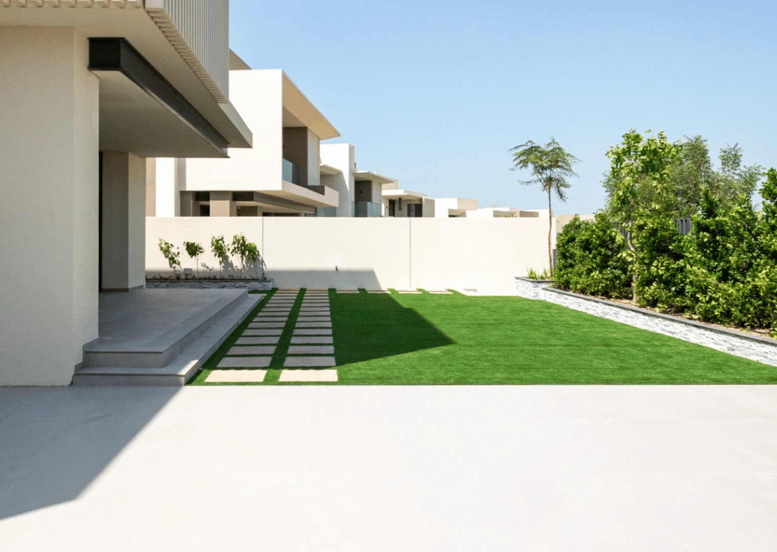 Garden design in Dubai: villa courtyard lawn with stepping stones